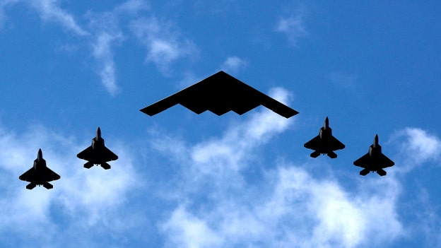 Τα βομβαρδιστικά B-2 stealth φαίνεται να κινούνται προς το Γκουάμ ώρες πριν από την αναμενόμενη άφιξη του Τραμπ στον Λευκό Οίκο