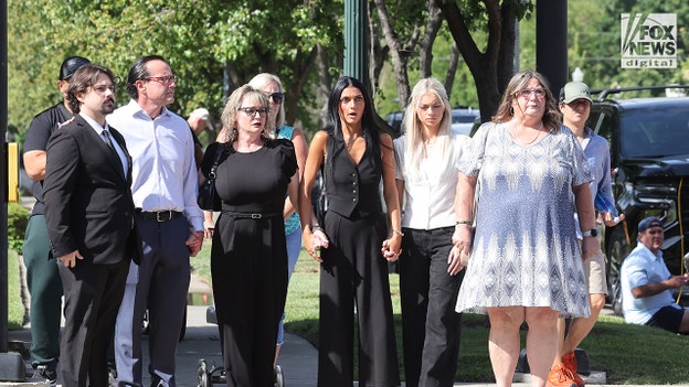 La familia Goncalves es vista entrando al tribunal antes de la audiencia en la que Bryan Kohberger aceptará un acuerdo con la fiscalía.