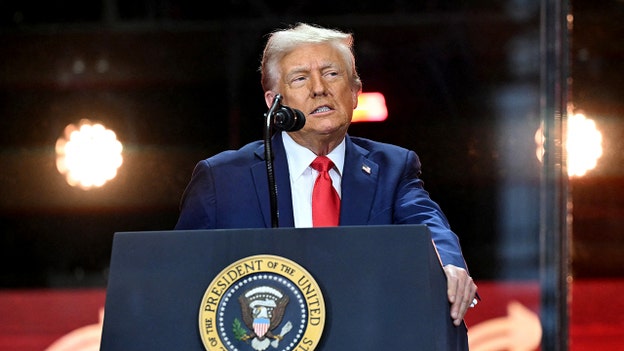 Trump tưởng nhớ Charlie Kirk là 'người cho đi nhiều hơn là người nhận lại' tại lễ tưởng niệm