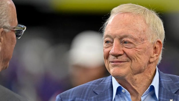 Jerry Jones giải thích quyết định vinh danh Charlie Kirk của Cowboys