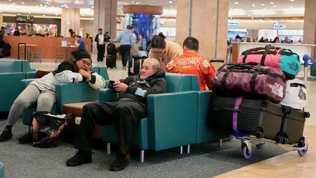 US flyers face nearly 1,000 delays, more than 890 cancellations so far Wednesday