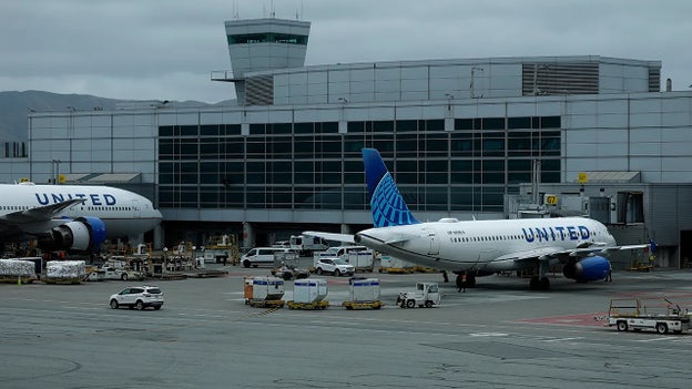 Airlines face massive losses amid shutdown, expert warns of hit to Q4 profits