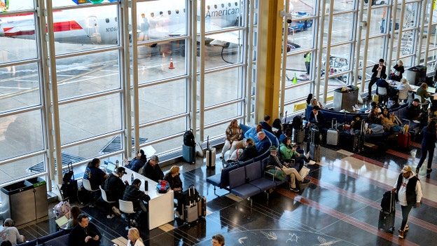 Nearly 1,600 flights canceled, more than 1,000 delayed Monday morning amid FAA order