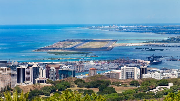 Hawaii pushes back on FAA flight cuts as shutdown fallout hits the islands, report says