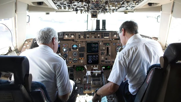 Pilot urges airline passengers to 'call their senator' amid shutdown travel chaos