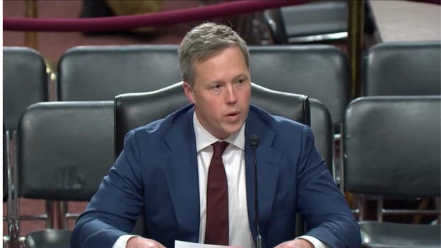 El secretario del Ejército visita a los miembros de la Guardia Nacional heridos en el hospital tras el reciente ataque en Washington D. C.