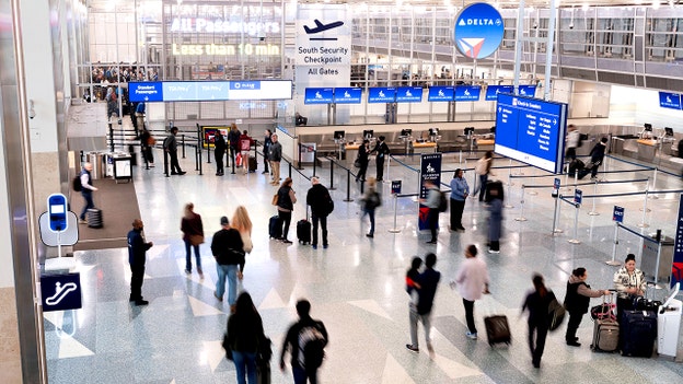 More than 2,400 flights canceled, over 9,000 delays at US airports Monday