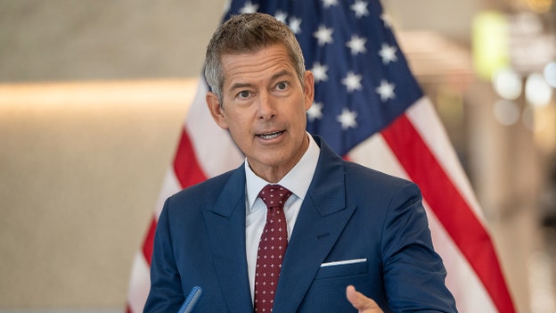 El secretario de Transporte promete medidas estrictas de seguridad tras el «cobarde» tiroteo contra miembros de la Guardia Nacional.