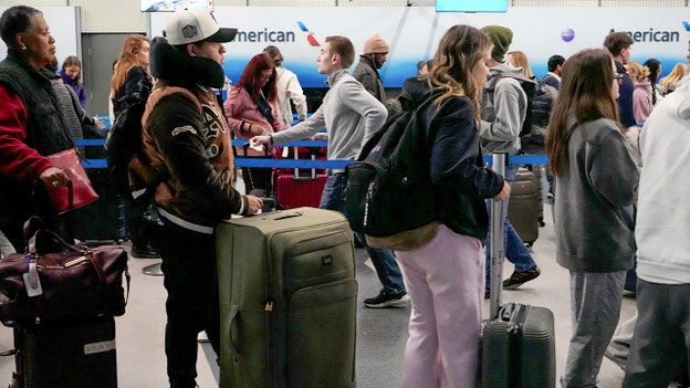 US flyers see 1,117 delays, more than 890 cancellations as air travel disruptions continue