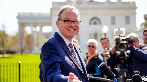 White House National Economic Council Director warns shutdown could mean GDP hits 1.5%