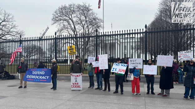 Pro-Maduro protesters outside White House demand release of Venezuelan dictator