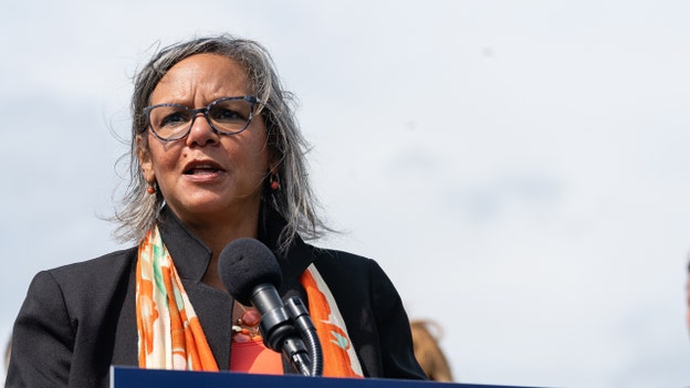 Illinois rep announces plans to impeach Noem after ICE shooting