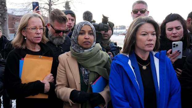 Ilhan Omar, other House Dems seen at federal building in Minneapolis, demand entry