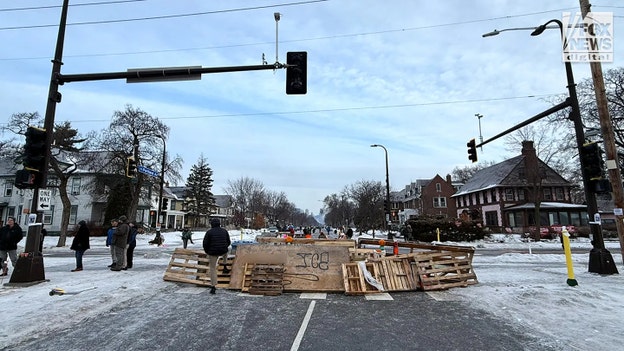 Minneapolis police nowhere to be found as agitators seize control of street after ICE shooting