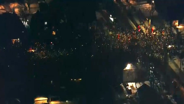 Crowd grows to more than 500 people at Minneapolis shooting scene