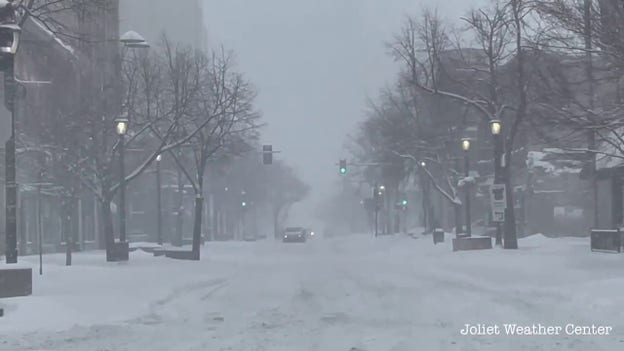 Snow piles up as winter storm pummels northern Illinois