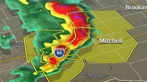 Strong thunderstorms approaching Mitchell, SD