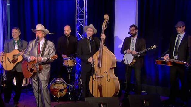 Robert Earl Keen sings '52 Vincent Black Lightning' | Fox Business Video