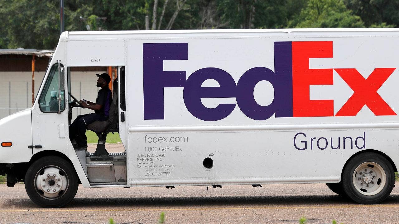 Amid Amazon Spat Fedex Cites Loss Of Large Customer In Weak