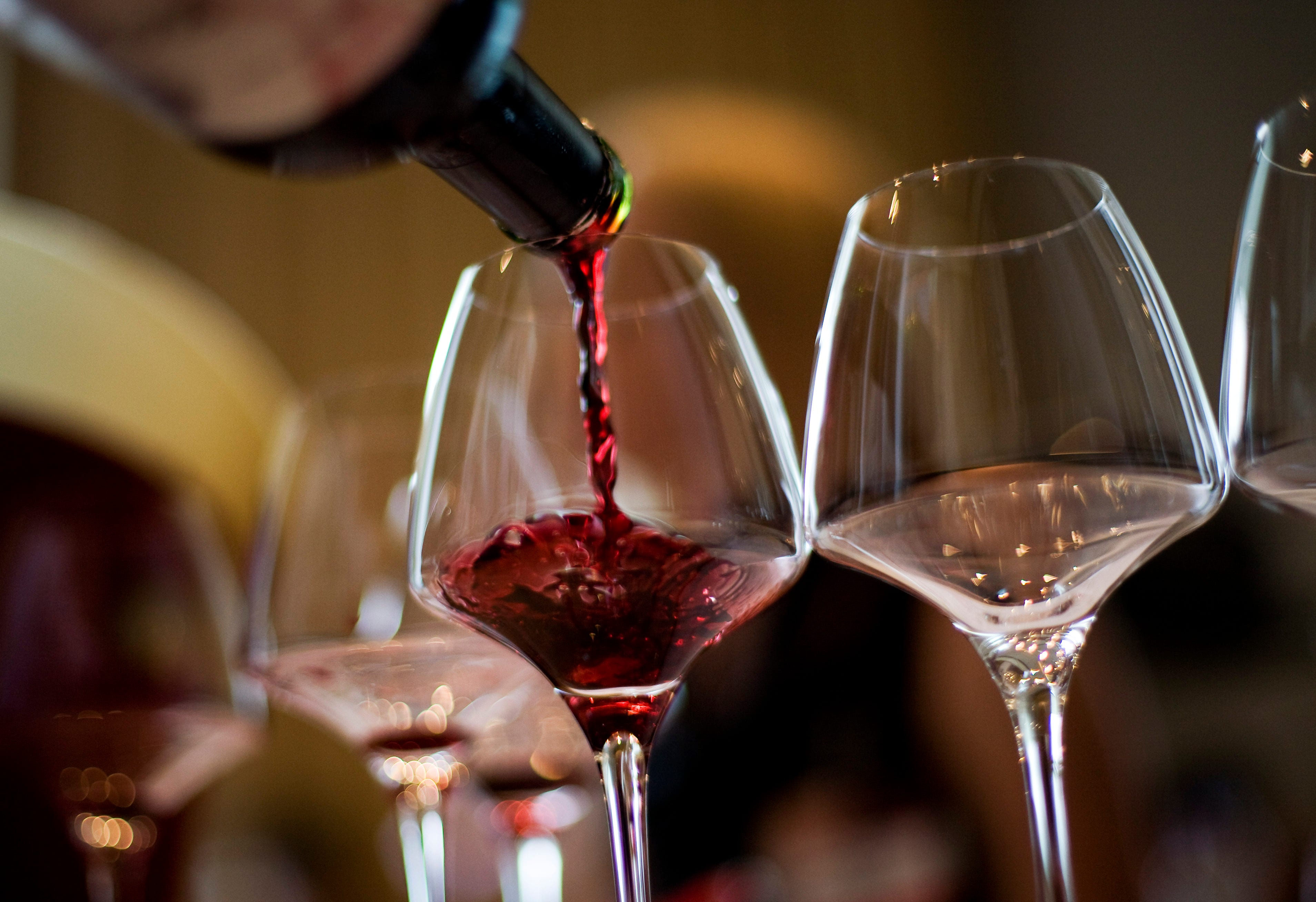 Вином наполнялся бокал. Бокал с вином. Фужер с вином. Красное вино в бокале. Бокал вина в ресторане.