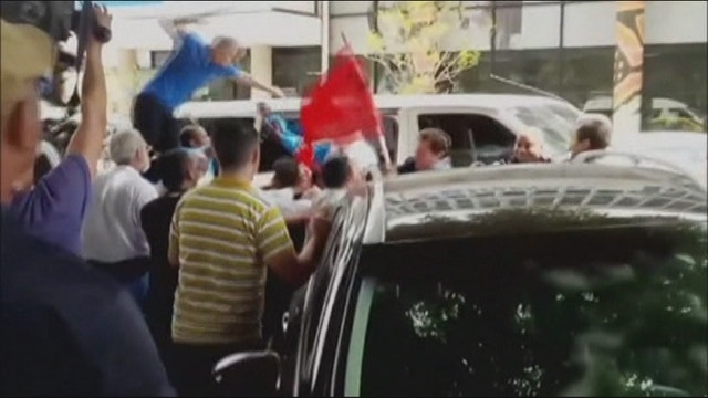 Dissidents and Cuba government supporters clash