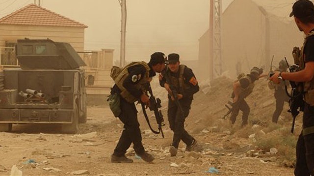 ISIS reaches center of Ramadi, flies black over compound