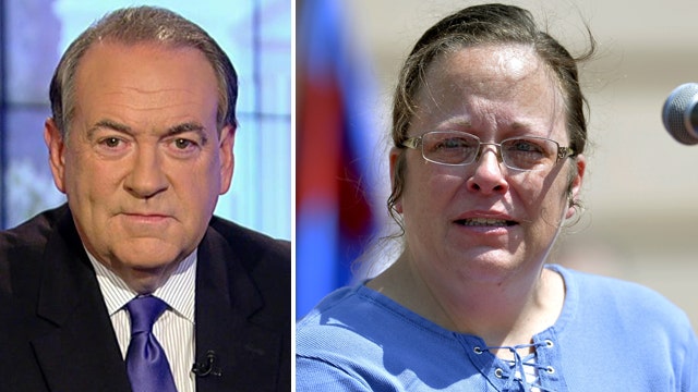 Huckabee to hold rally in support of Kentucky county clerk