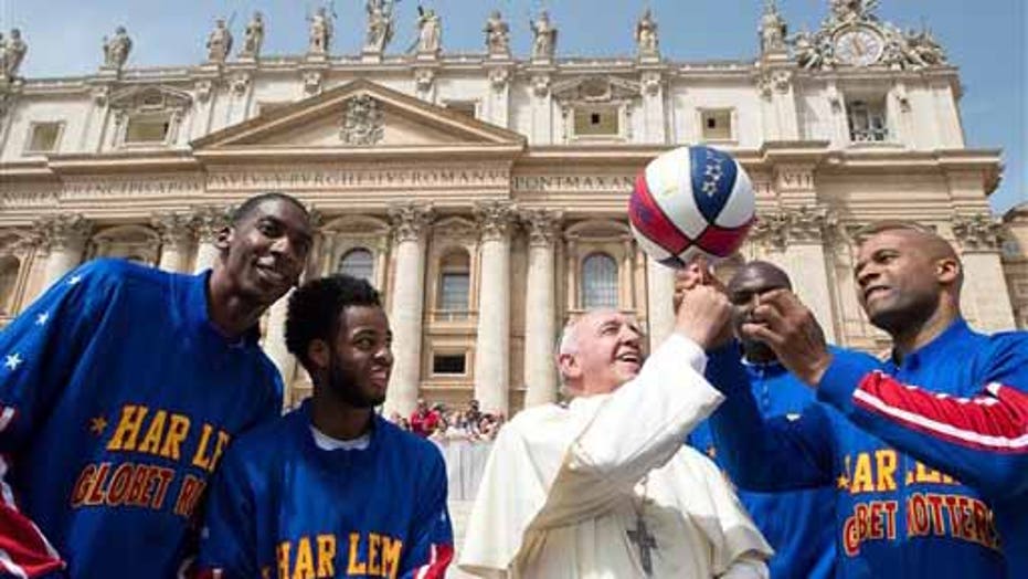 Pope Francis Learns Some Basketball Tricks From Harlem Globetrotters ...