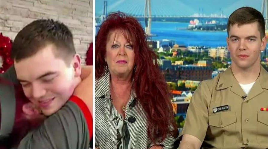 Sailor surprises mom with Christmas homecoming