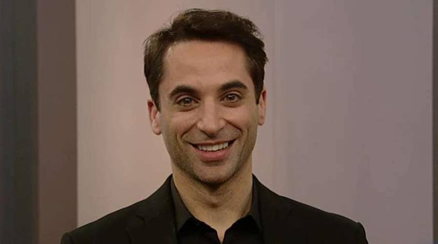 Leading 'Jersey Boy' sings New Year's Eve classic