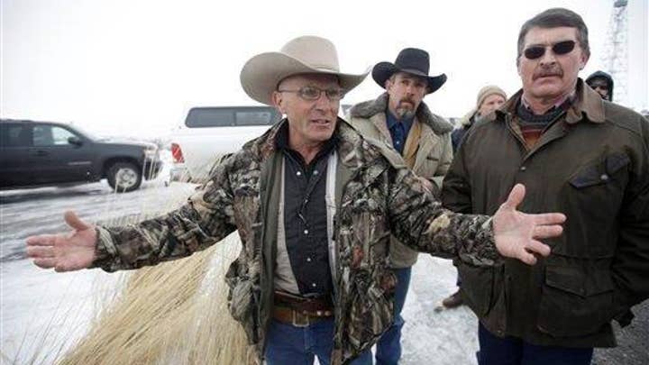 Oregon ranching standoff heats up as occupier killed in raid