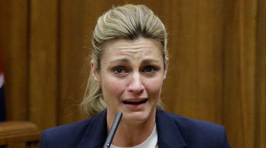 Erin Andrews breaks down during stalker testimony