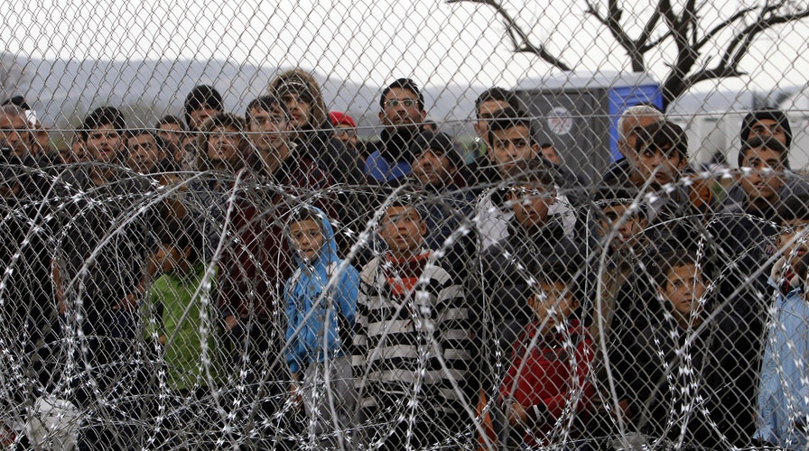 Thousands of migrants stranded along Greece-Macedonia border