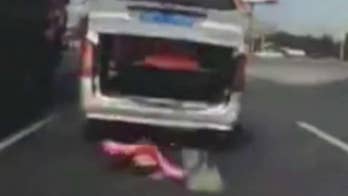 Dashcam catches toddler falling out of car