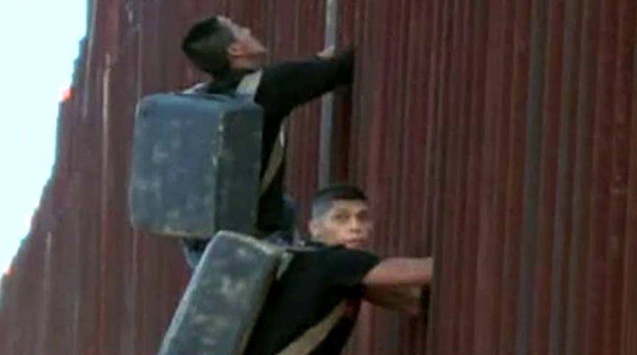 Suspected drug smugglers easily scale US-Mexico border fence