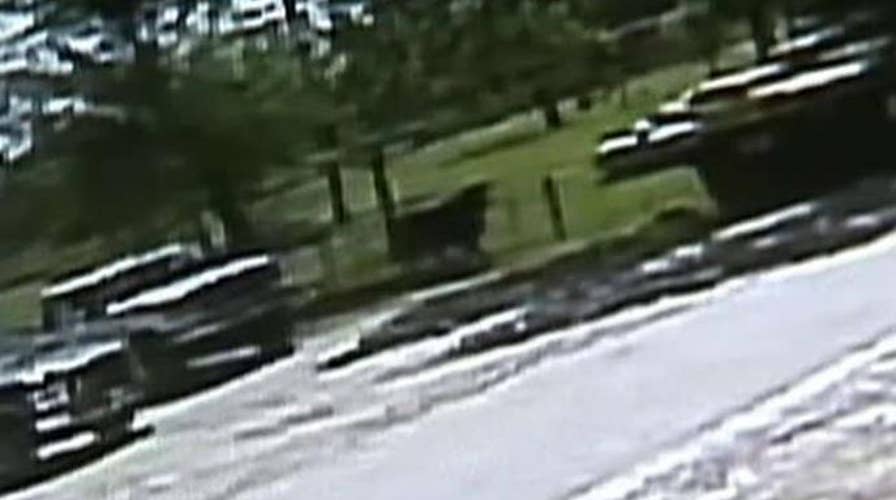 Angry escaped bull charges through traffic in Texas