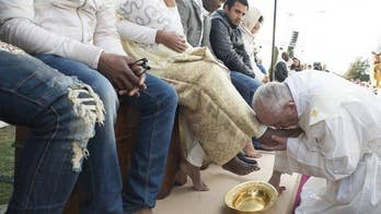 Pope brings 12 Syrian Muslim refugees to Italy