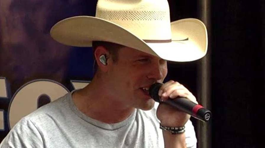 Dustin Lynch performs 'Mind Reader'