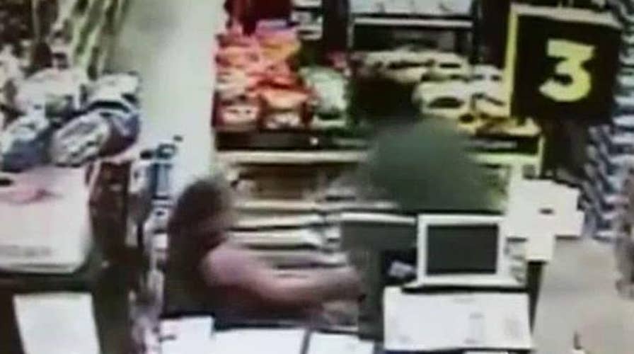 Mother fights off would-be kidnapper to save daughter