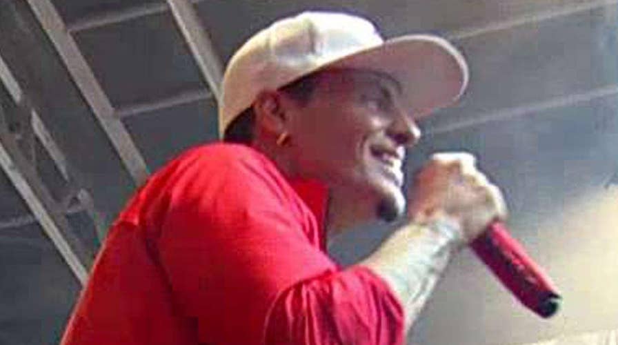 Vanilla Ice performs 'Ice, Ice Baby'