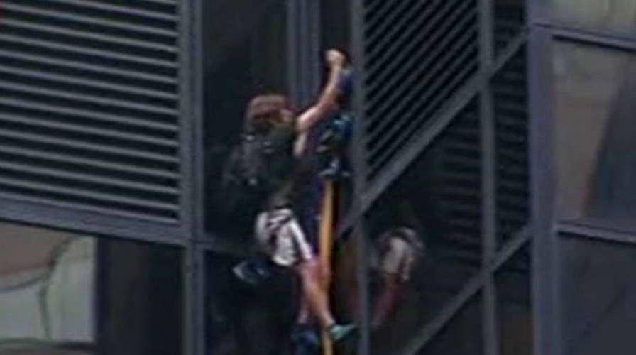 Man climbs Trump Tower using suction cups