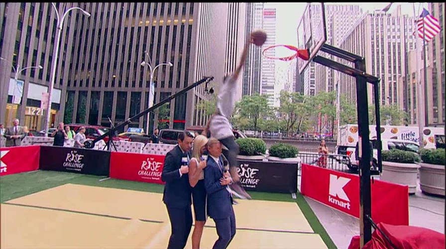 Slam dunk artists put on a show