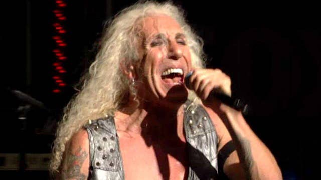 Twisted Sister performs 'We're Not Gonna Take It' 