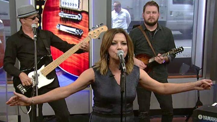 Martina McBride sings 'Reckless'