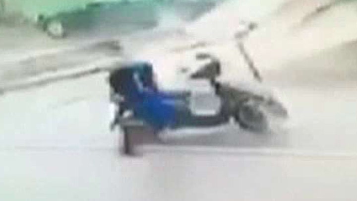 Man knocked off his motorbike by flying debris in Taiwan