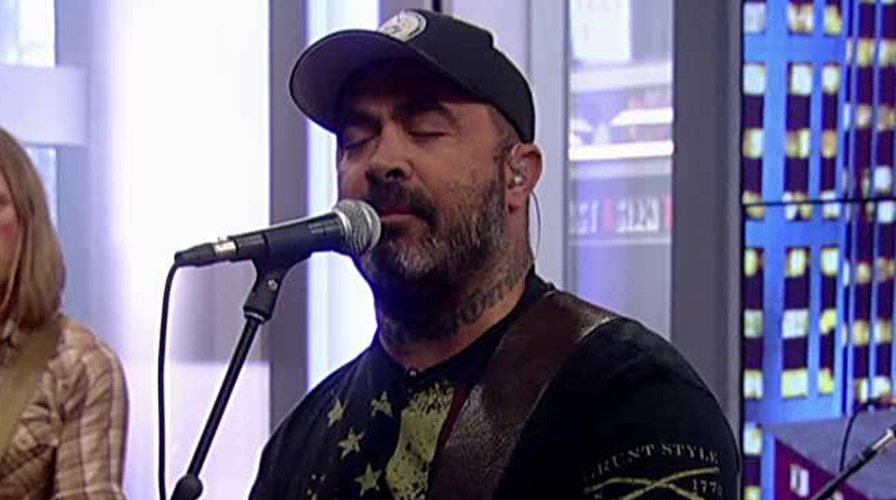 Aaron Lewis performs 'That Ain't Country' 