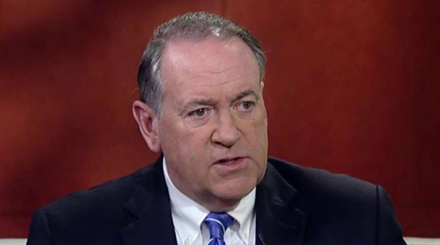Huckabee: Trump was pointing out Clinton's hypocrisy on guns