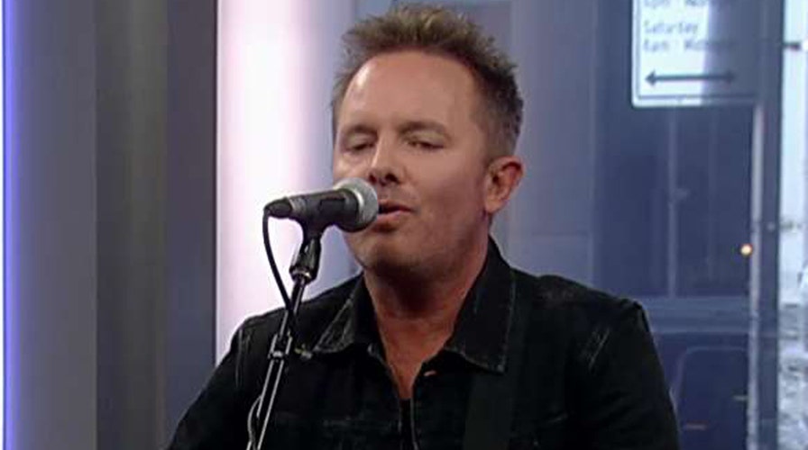 Chris Tomlin performs 'Good Good Father'