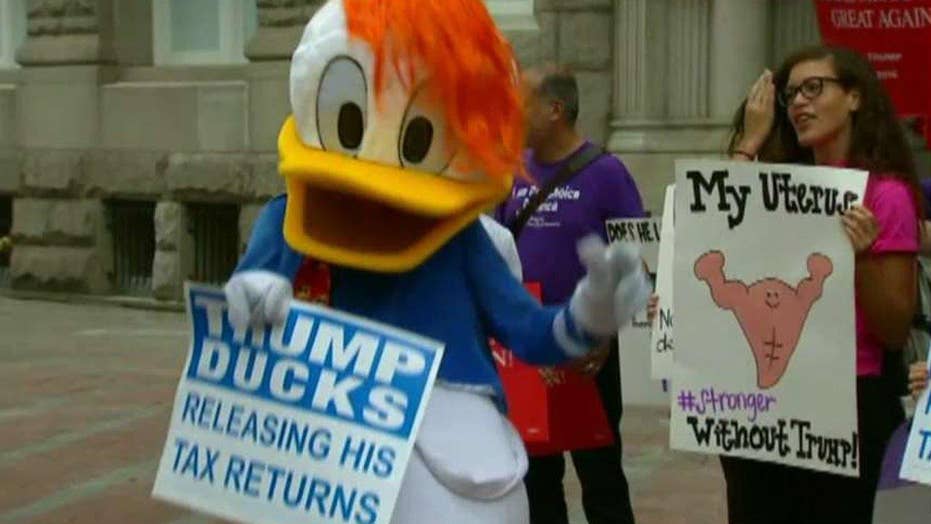 Scarica Gratis Images Trump Campaign Video Shows Clinton Coordinated With Liberal Group le plus cool salutations