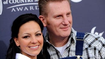 Rory Feek brings in-laws to CMA Awards